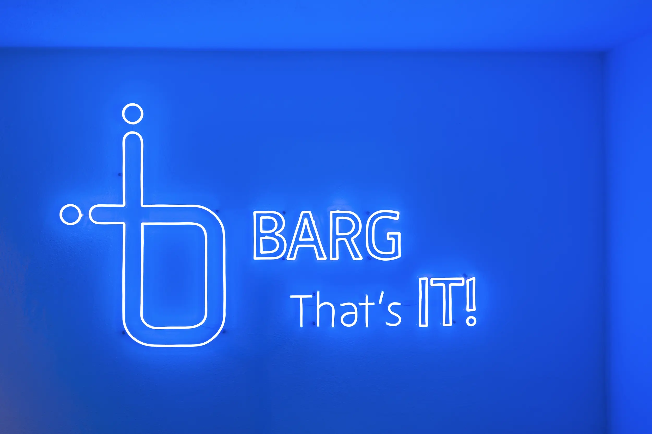 Leuchtendes Firmenlogo „BARG That’s IT!“ auf blauem Hintergrund