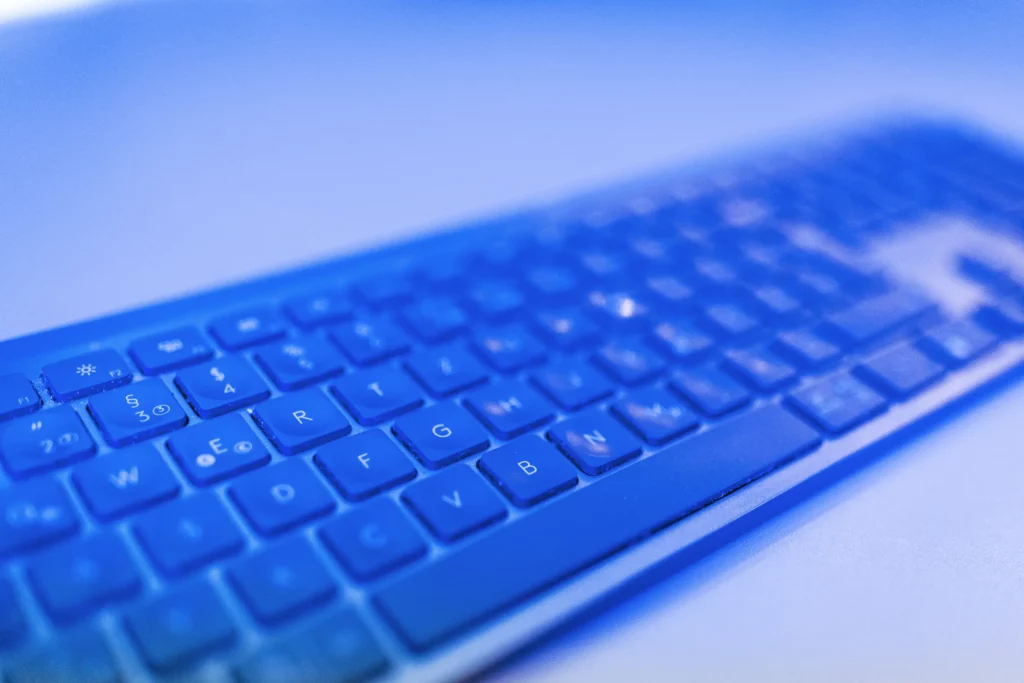 Nahaufnahme einer blau beleuchteten Tastatur